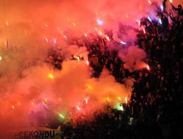 Çıldıran taraftarlar tribünleri yaktı! Çıldıran taraftarlar tribünleri yaktı!