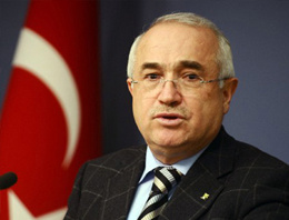 Çiçek o satırları tek tek okuyor